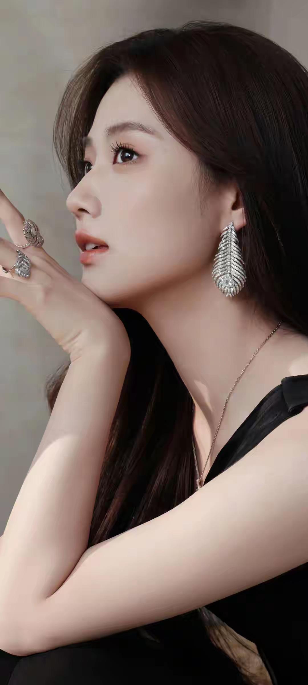 优雅黑裙，气质女神风范！