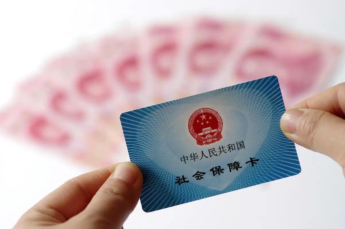 现在年轻人对社保为什么感觉意见挺大的呢？我觉得一个主要问题可能还是现在挣钱不容易