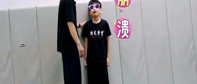 星星没翻过去那个侧手翻，眼泪瞬间砸在垫子上。他当着一屋子人的面嚎啕大哭。谢楠赶紧上前打圆场，陈妍希站