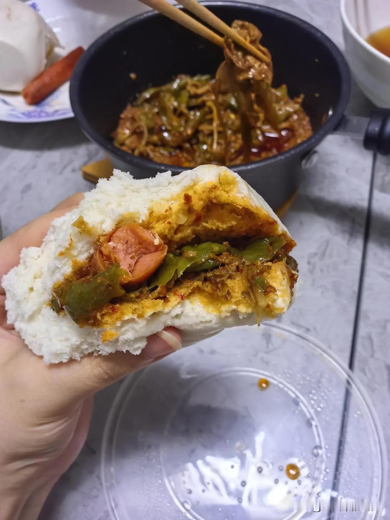 清晨的粥确实暖胃，但夜宵的馍才是灵魂！就像《晚酌的流派》说的，简单食物都有灵魂，