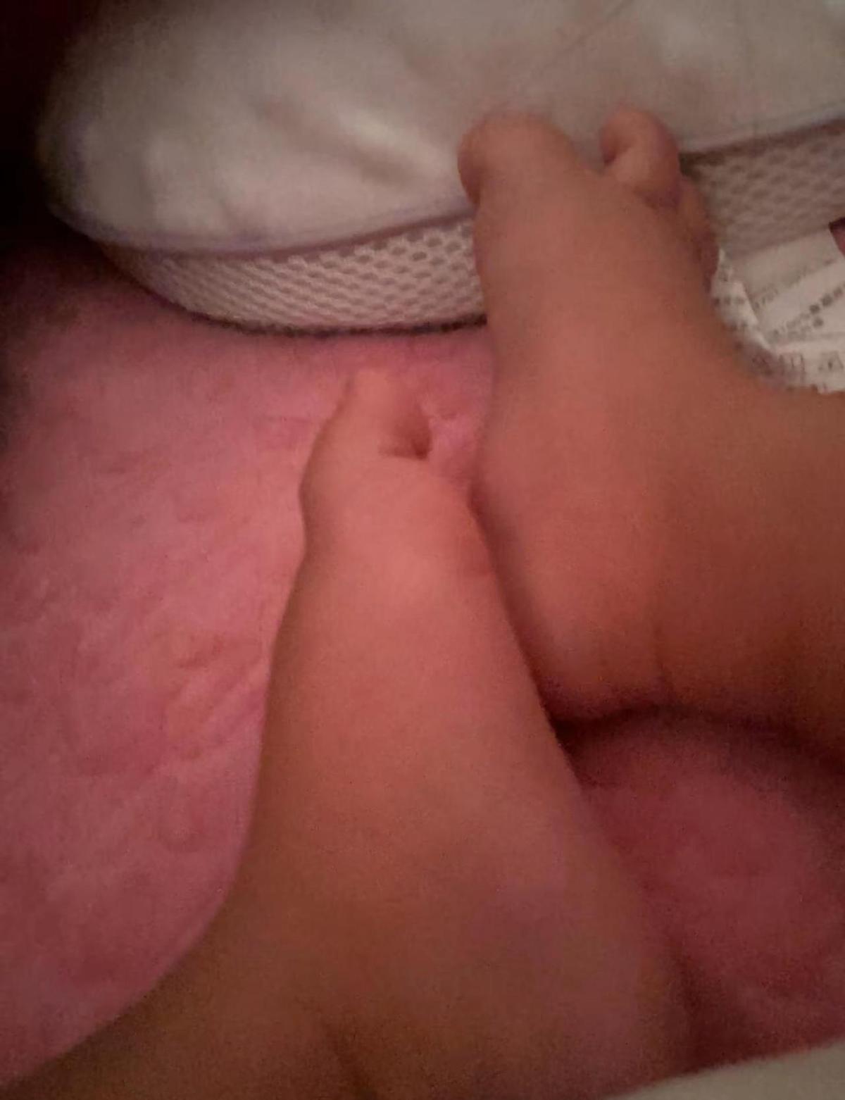 这娃自己拿手机拍照，还拍得挺认真。镜头里的小眼神，像极了未来的小模特。别看才