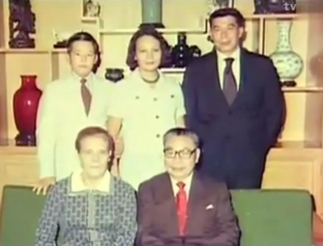 70年代，蒋孝章与丈夫俞扬和携儿子俞祖声回台探亲，与父亲蒋经国和母亲蒋方良的家庭