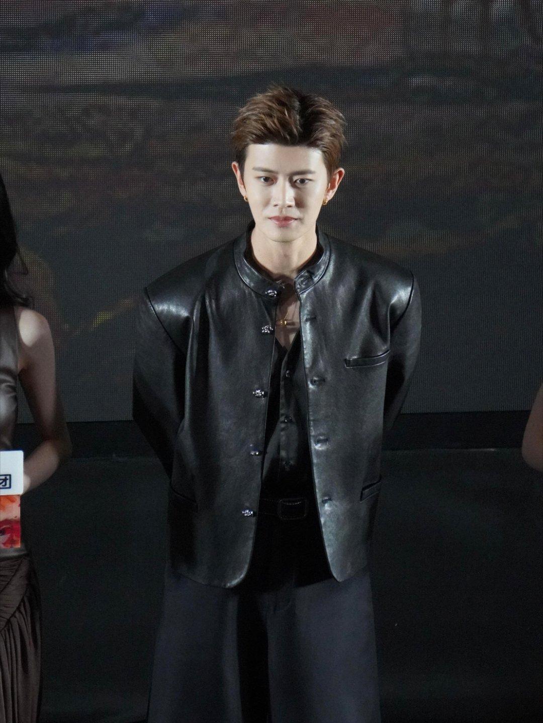 任嘉伦拼的有胡子版王鹤润任嘉伦拼图环节全程高能，竟把王鹤润的眉毛碎片贴去当胡子