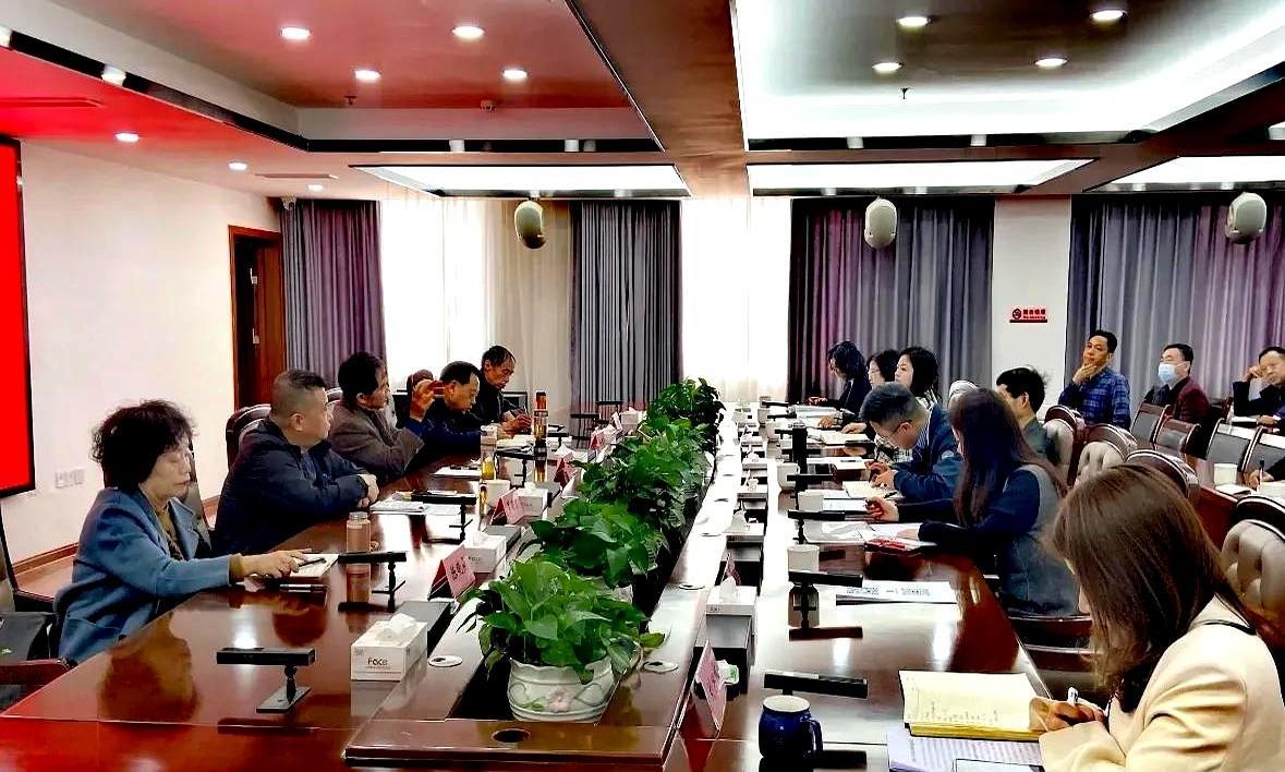体制内能求上进就上进，去提拔，去晋升。你不晋升，上来的比你年轻的领导，被接受着