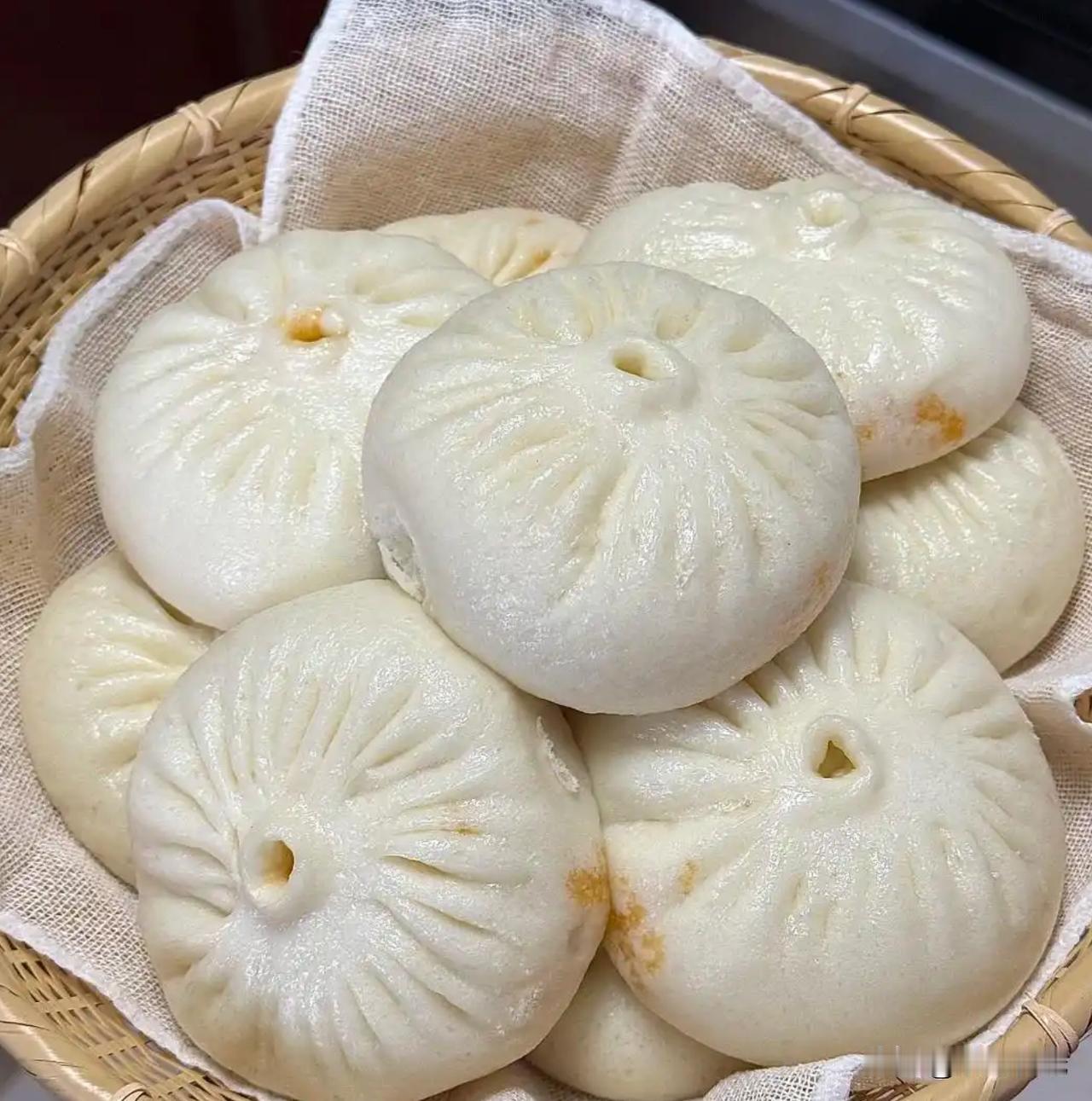 上周带儿子去龙子湖公园搭帐篷野餐，一早特意蒸了一大盒酱肉包带上当干粮。刚好碰到