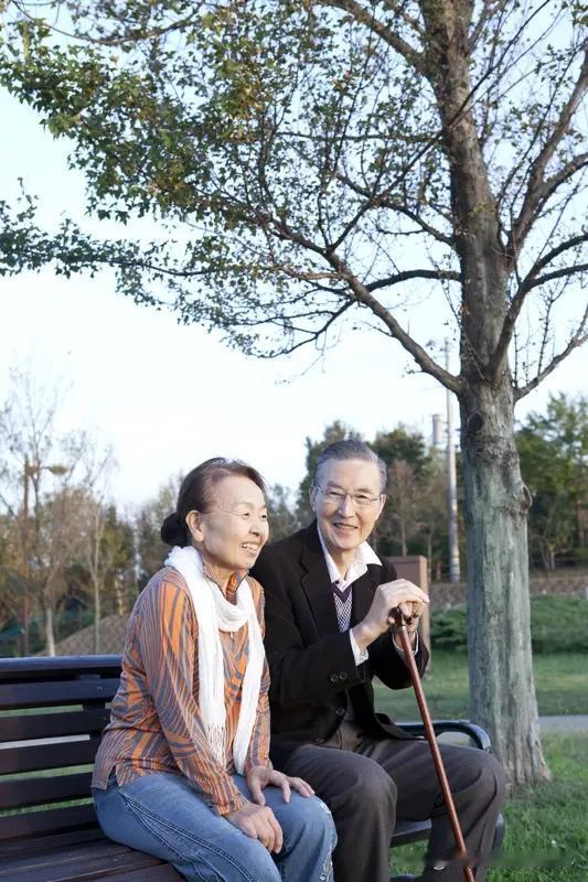 找飯票，不丢人。女人七十多岁了，一般情况下已经都是儿孙满堂，幸福美满的家庭。少