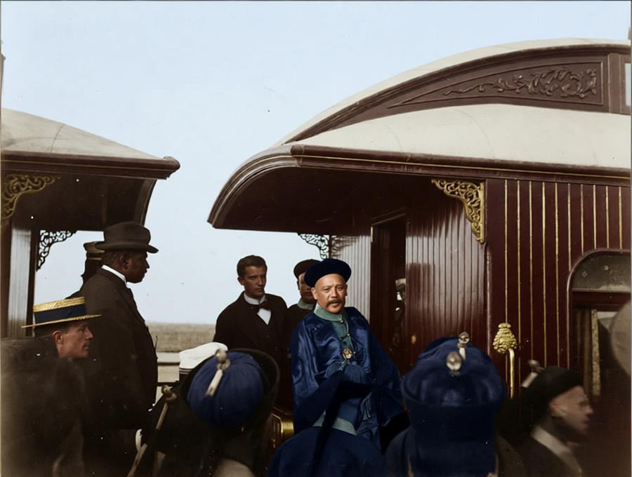 1902年9月，天津老龙头火车站，时任直隶总督兼北洋大臣的袁世凯办完天津事务后，