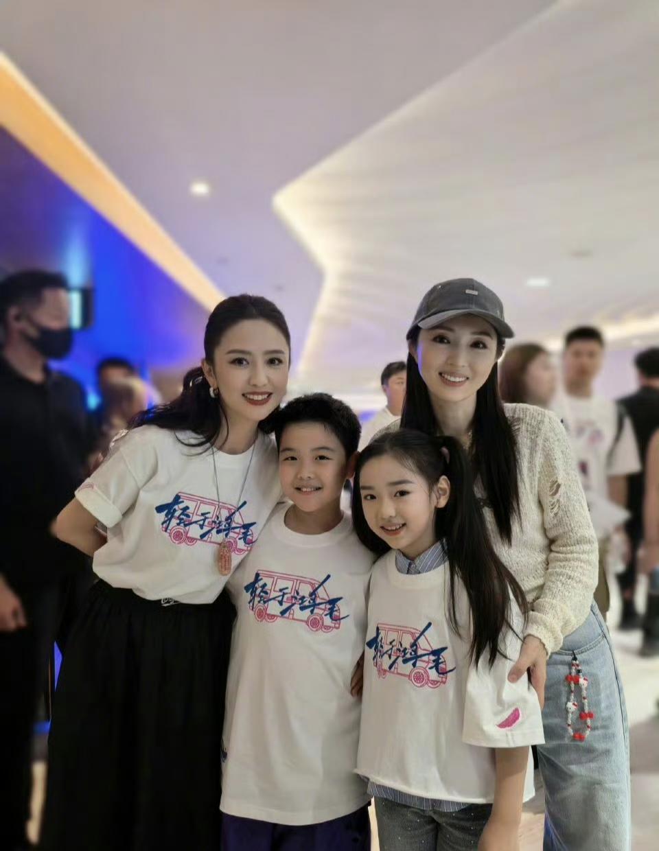 好和谐的画面，佟丽娅带着儿子与董璇母女合照，两家人都走的很近，两孩子互叫对方妈妈