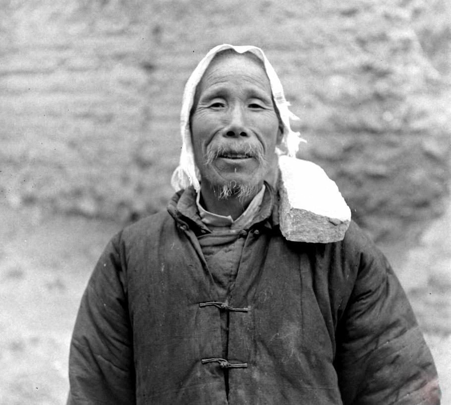 1947年，一名外国摄影师，正在陕西临潼采风。忽然，看到一位老大爷，头上裹着白羊