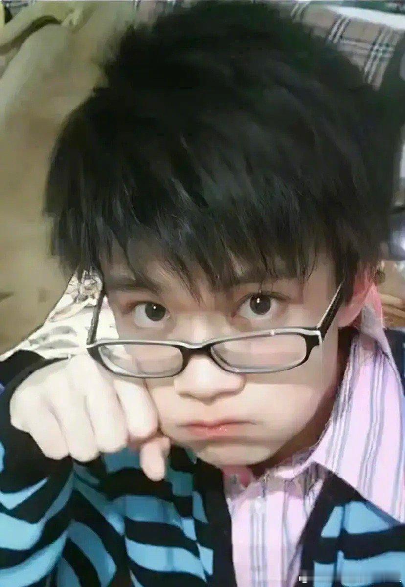 刷到了任嘉伦早期照片，瓣人说感觉他年轻的时候有点蠢，是这样吗？