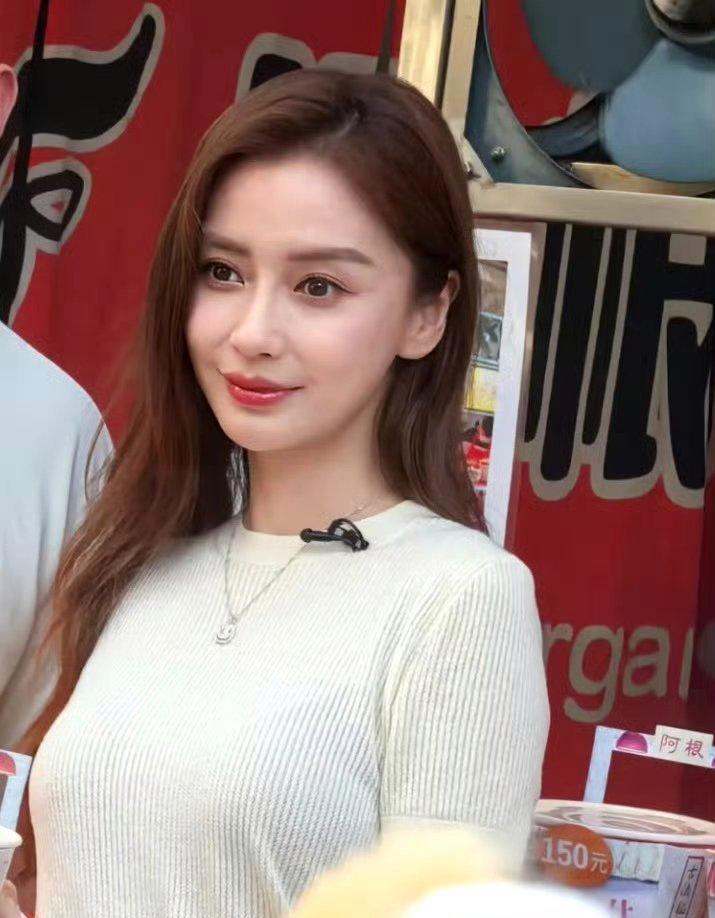 Angelababy还是这么漂亮。网友在澳门偶遇Angelababy拍摄，ba