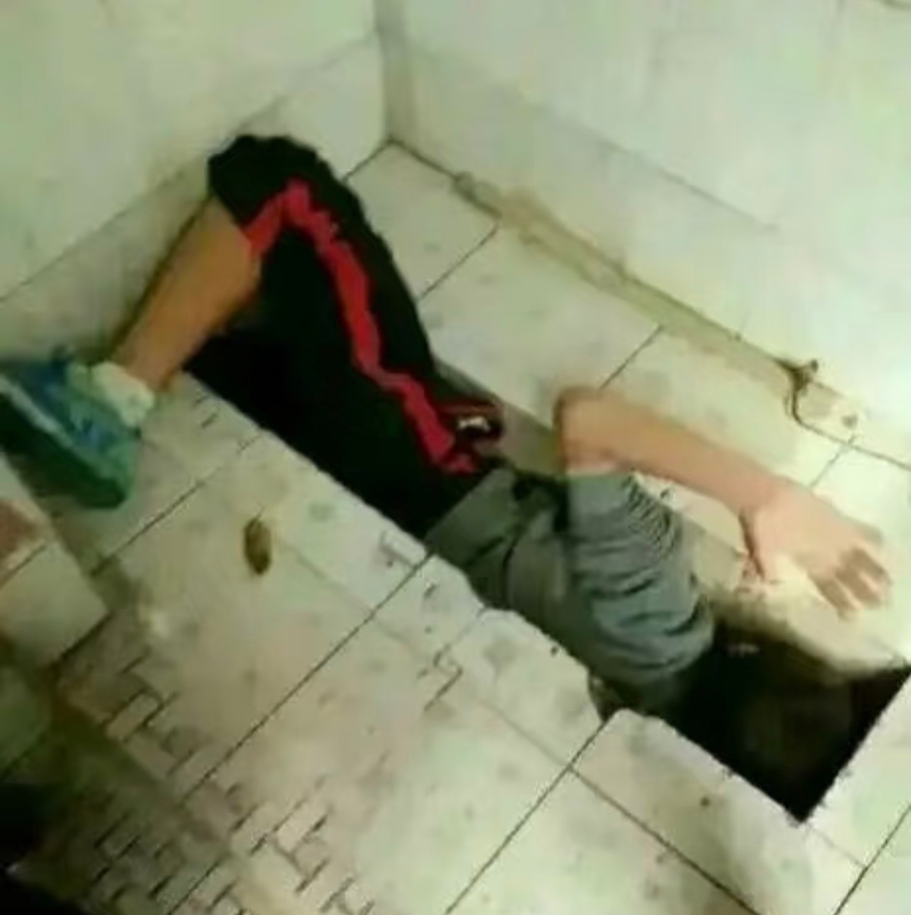 东莞一男子逛超市途中，趁店内无人注意偷偷在角落排泄大便，监控显示该男子大便后并未