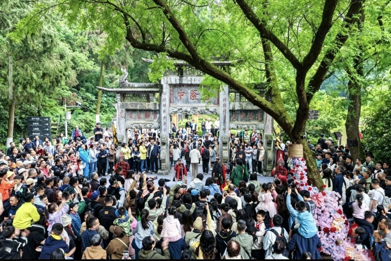 网上关于诸葛亮躬耕地的争论，吵了几十年，越吵越乱。很多网友凭着一句古诗、一段传