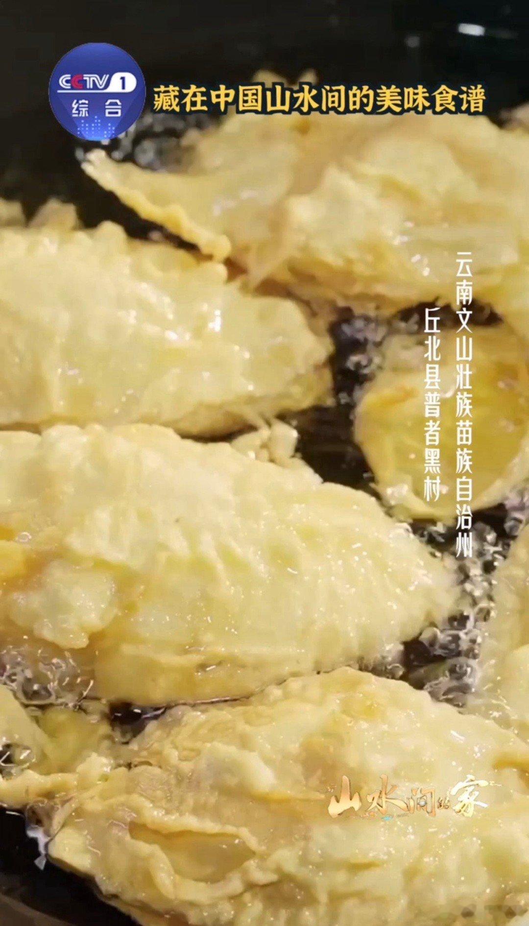 柴火灶上腾起的热气裹着菜香，凉拌黄瓜、腊肉炒笋都带着烟火气。这哪是家常菜，是刻在