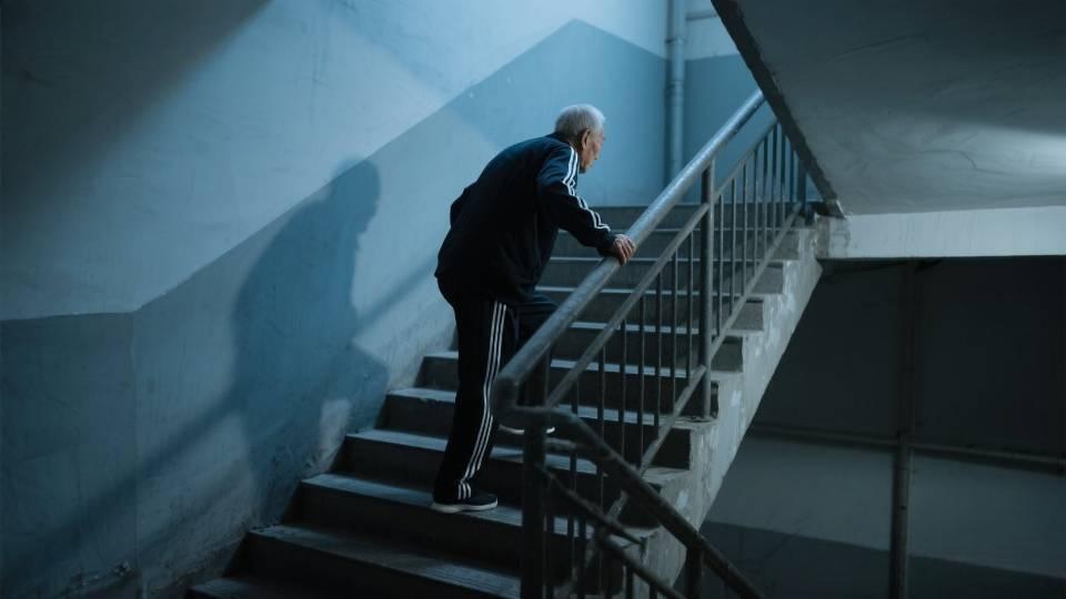 膝盖疼不用乱花钱，一个土方法，在家就能缓解很多中老年朋友一上年纪就膝盖疼：