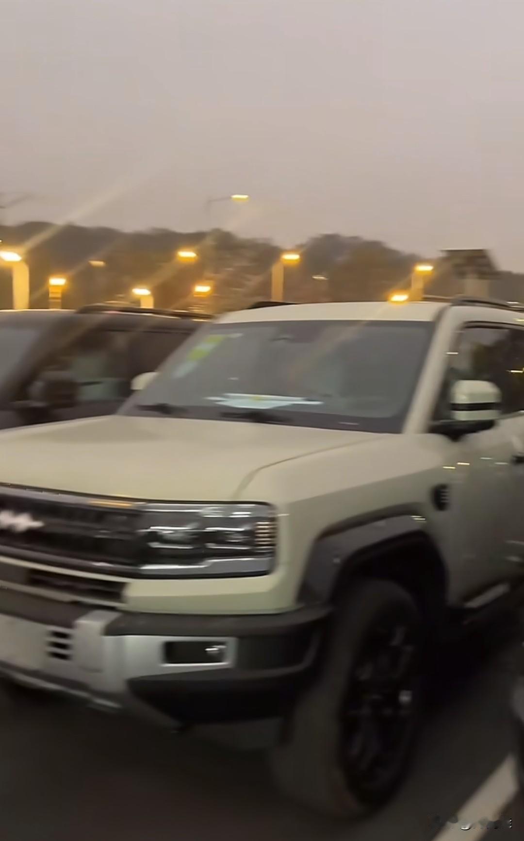 方程豹不愧是比亚迪旗下个性化品牌，第一款车豹5，搅的越野圈天翻地覆。原厂素车，不