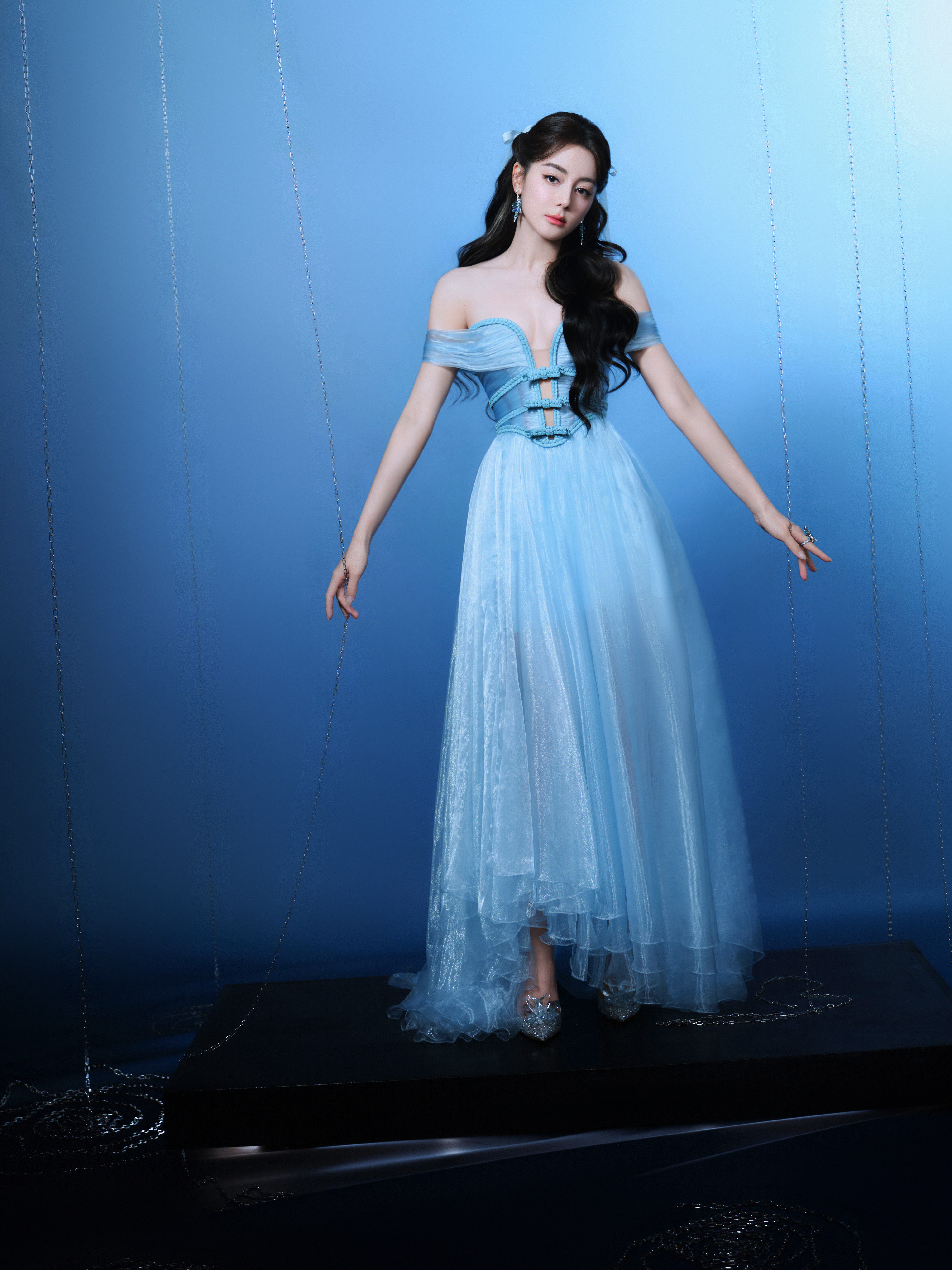 迪丽热巴这身蓝纱裙确实美得像从深海里游出来的人鱼公主，皇冠一戴，清冷感拉满。但这