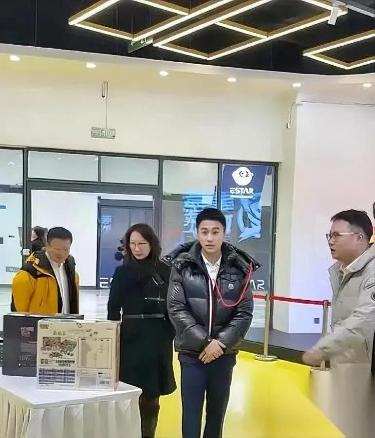 我之前真是想错了以为有钱人都爱把logo贴脑门上直到看见何猷君穿的那件羽