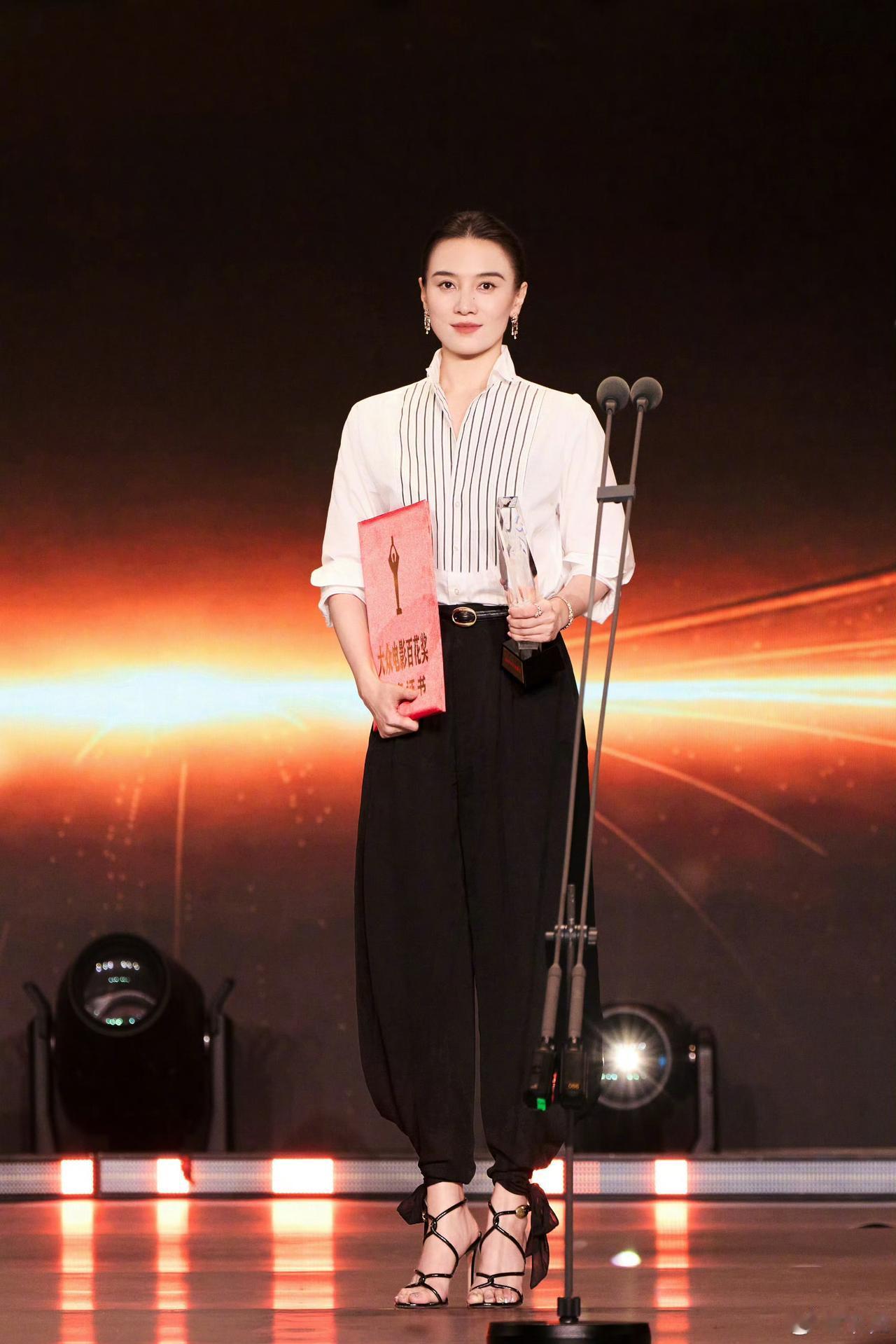 宋佳的奖运是真的好呀！在电影方面：这两年内已经凭借《好东西》拿下金鸡影后，明