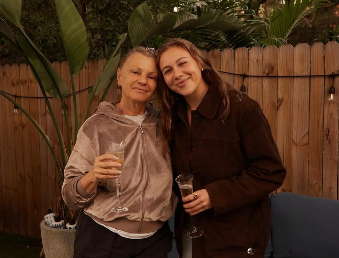 阿尼西莫娃！分享了和家人的合影有妈妈、有姐姐，当然还有外甥Jaxon和Kylo