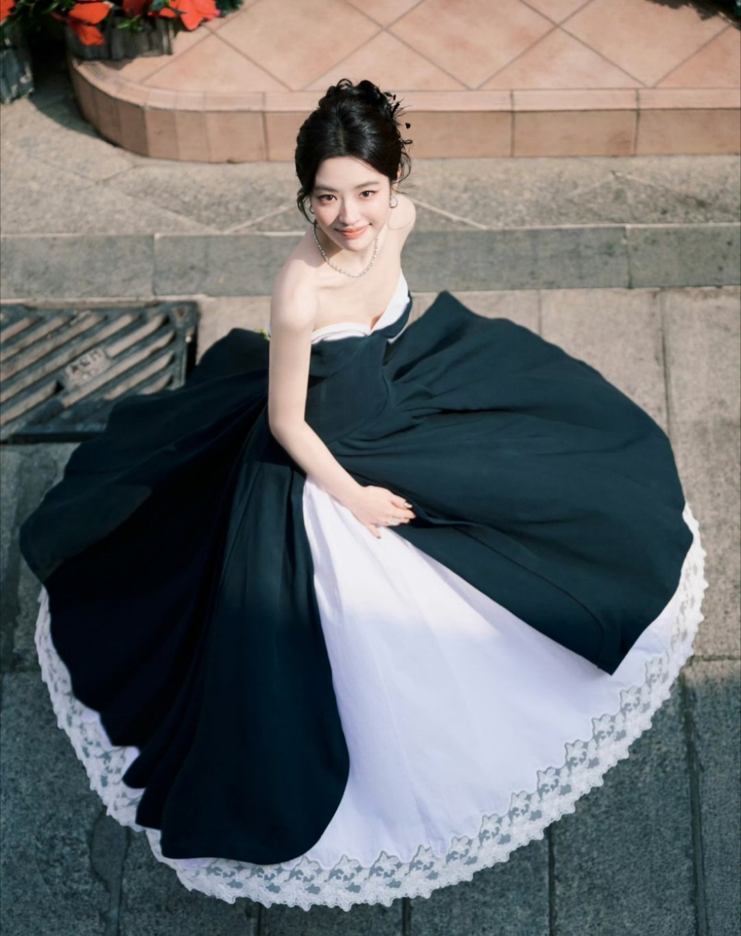 今天很优雅！徐若晗你是女神！你今天造型超美！多拍点照片自拍分享给我们🥺