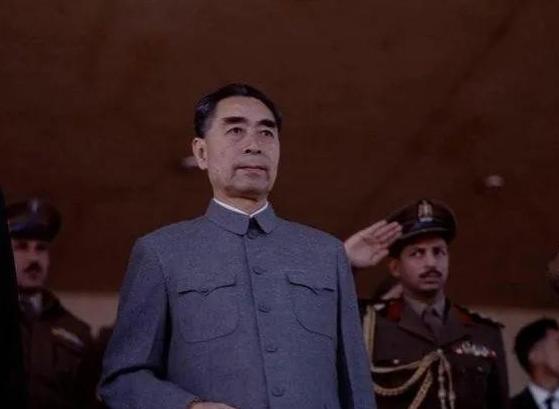 1963年，周总理在访问埃及时，在招待会上一名埃及的情报官在和周总理握手时，小声