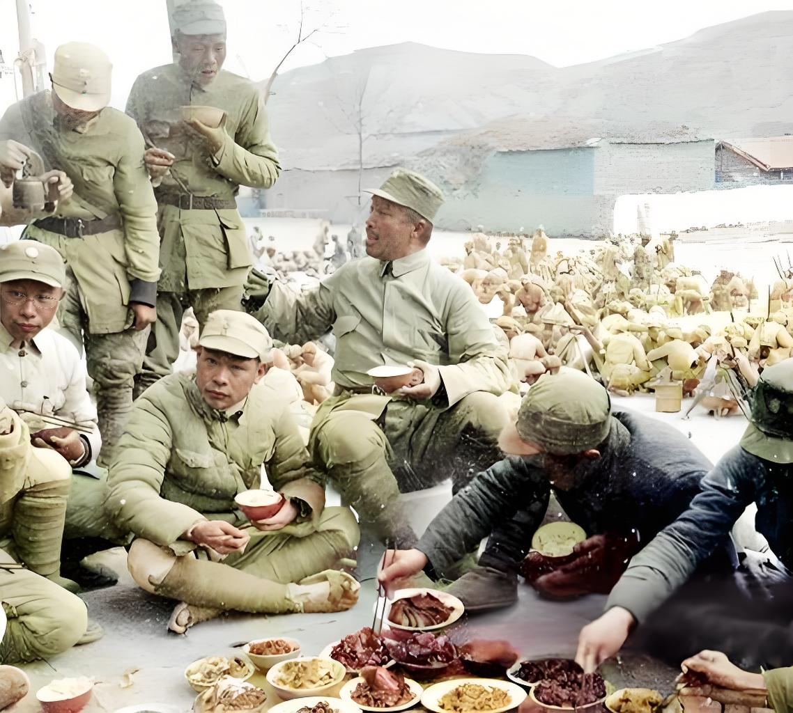 这是1939年齐会战斗胜利后，八路军第120师在河北河间齐会村举办的庆功宴场景。