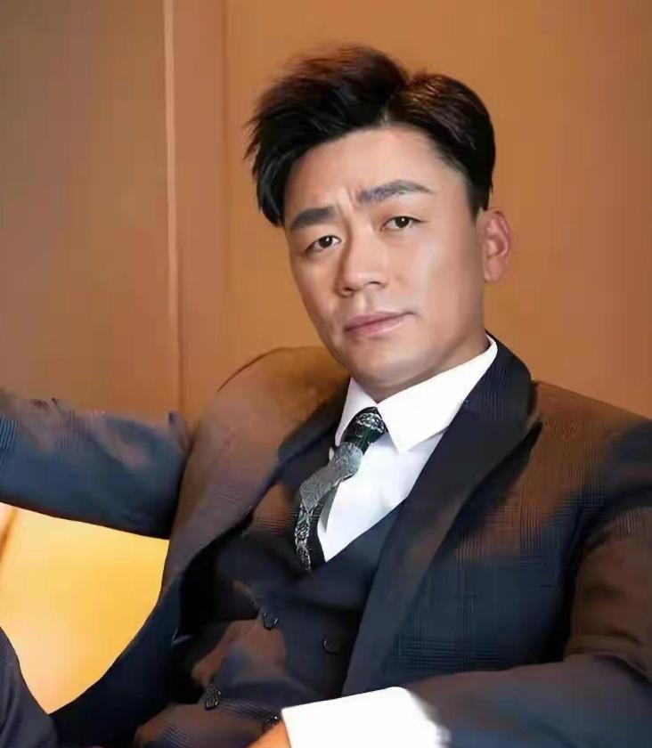 王宝强看着憋屈？扒透三个真实原因真不是被整了百花奖的投票结果，王宝强