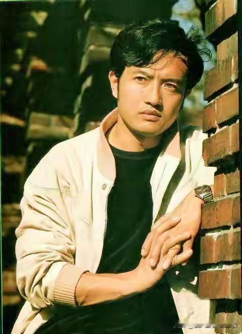 已经古稀之年的刘信义，现在自媒体上非常活跃，看见他画了一张《沉默的荣耀》当中的吴