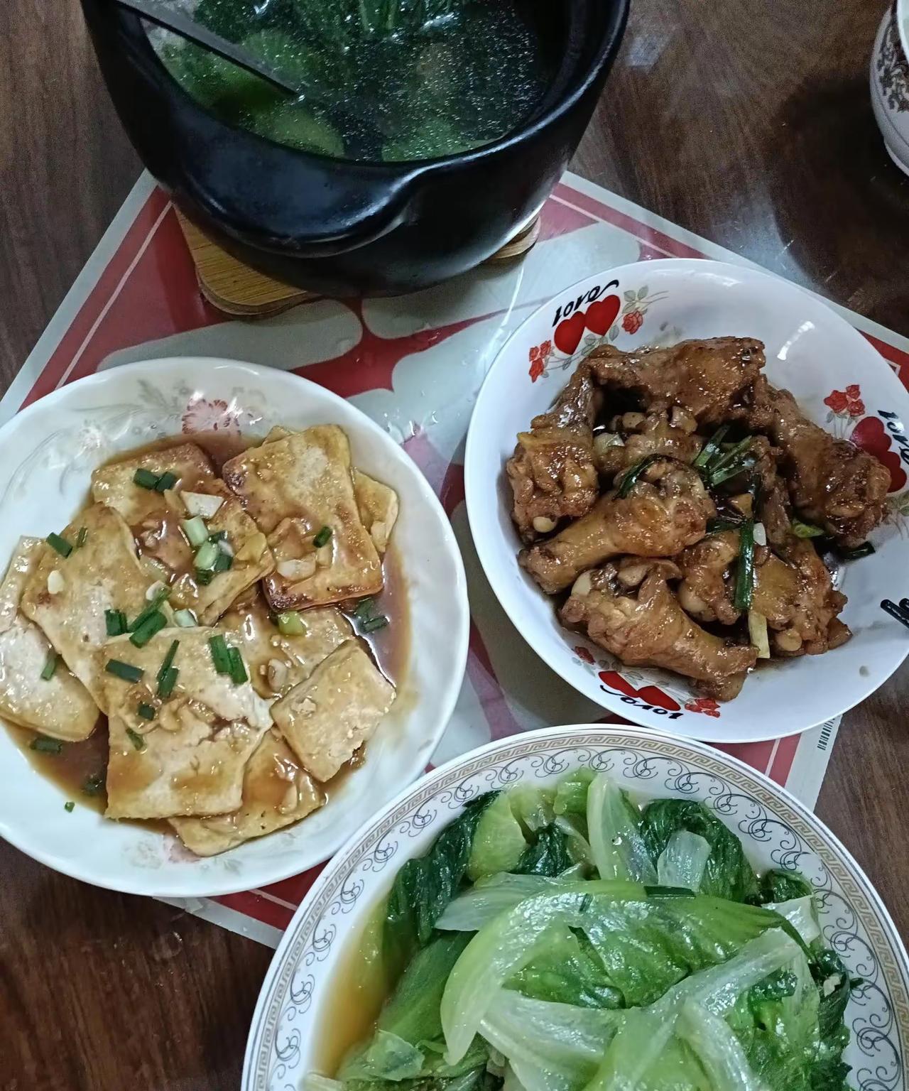 钱越来越难挣，菜也越来越贵了，一小把白菜就要七八块，跟一斤小鸡腿差不多了……一