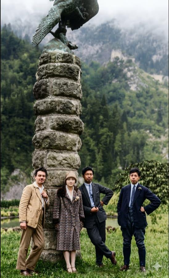 1927年，莫斯科郊外的雕塑石柱旁，宋庆龄（左二）与邓演达（右二）等国民党左派人