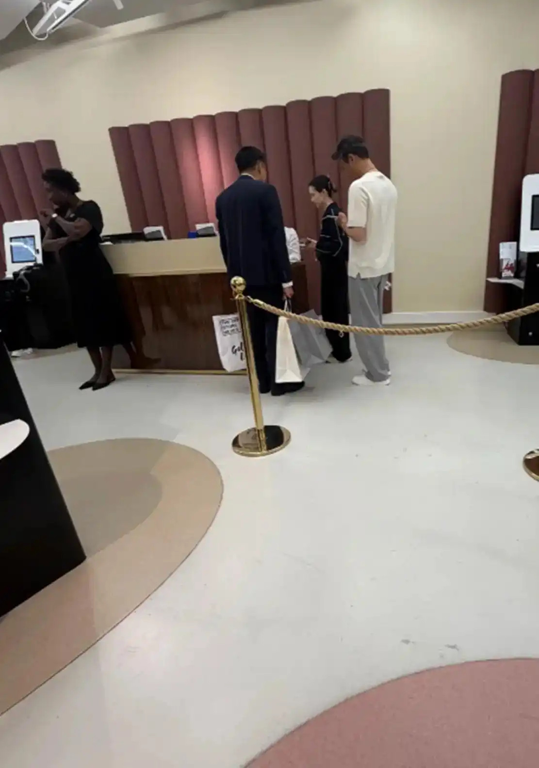 李乃文夫妇巴黎扫货，导购提三四个购物袋帮拎东西，老婆翘臀抢镜