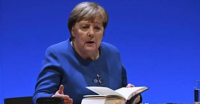 卸任五年、几乎从不评价外国领导人的默克尔，曾突然开口了！她没骂特朗普，没给欧洲站