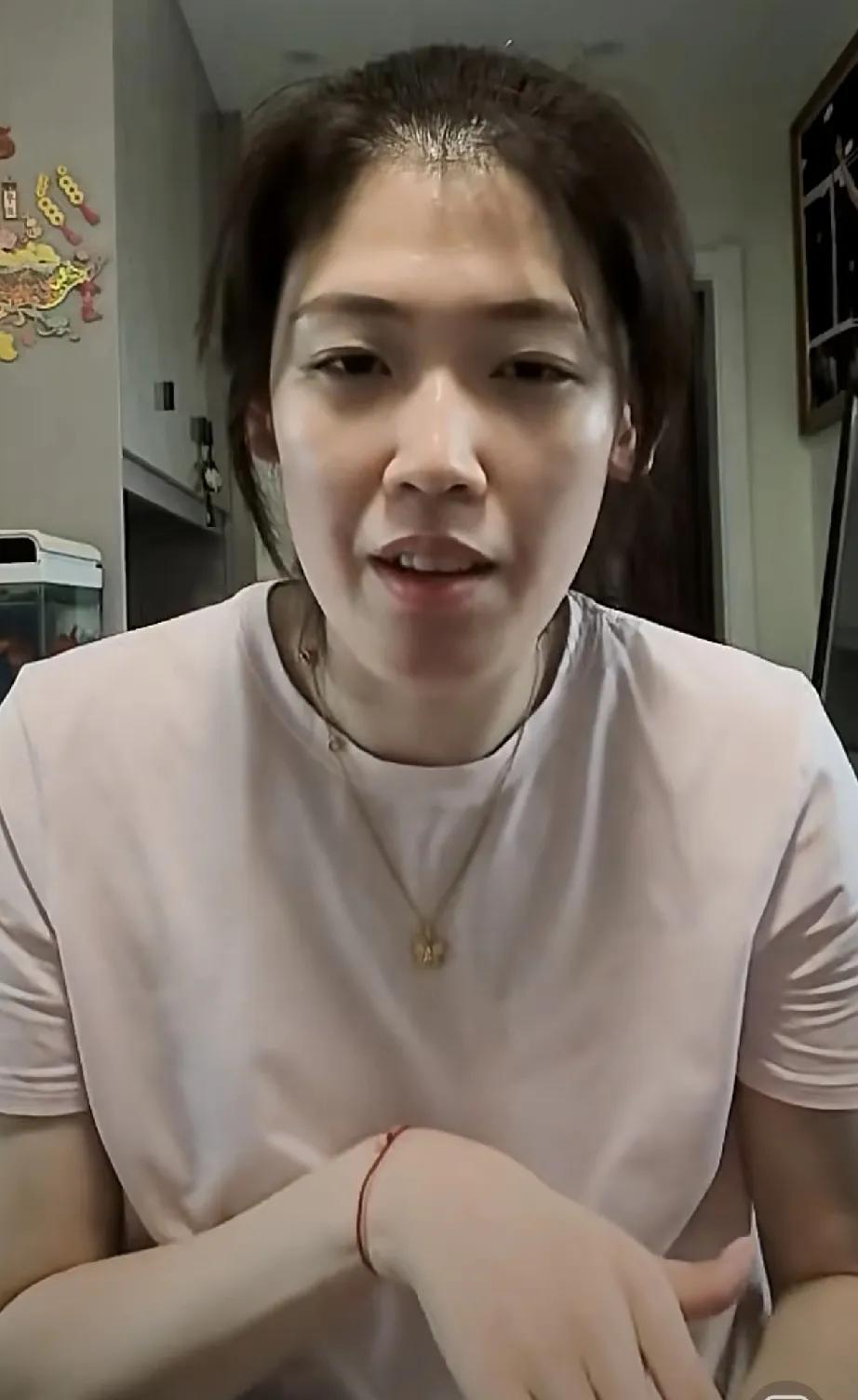 李盈莹又直播了。有网友问她，为什么没有去漳州集训呢？李盈莹说，自己跟不上