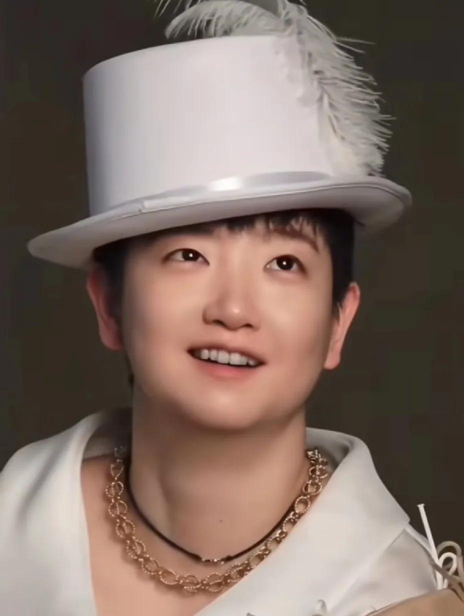 哈哈，原来拍摄这张照片的时候，旁边工作人员也是“哇”声一片呀，成功地把莎莎逗笑。