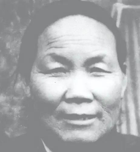 1940年，山东一大娘给八路军煮了浓稠的小米粥，饥饿的战士们狼吞虎咽。班长发觉不