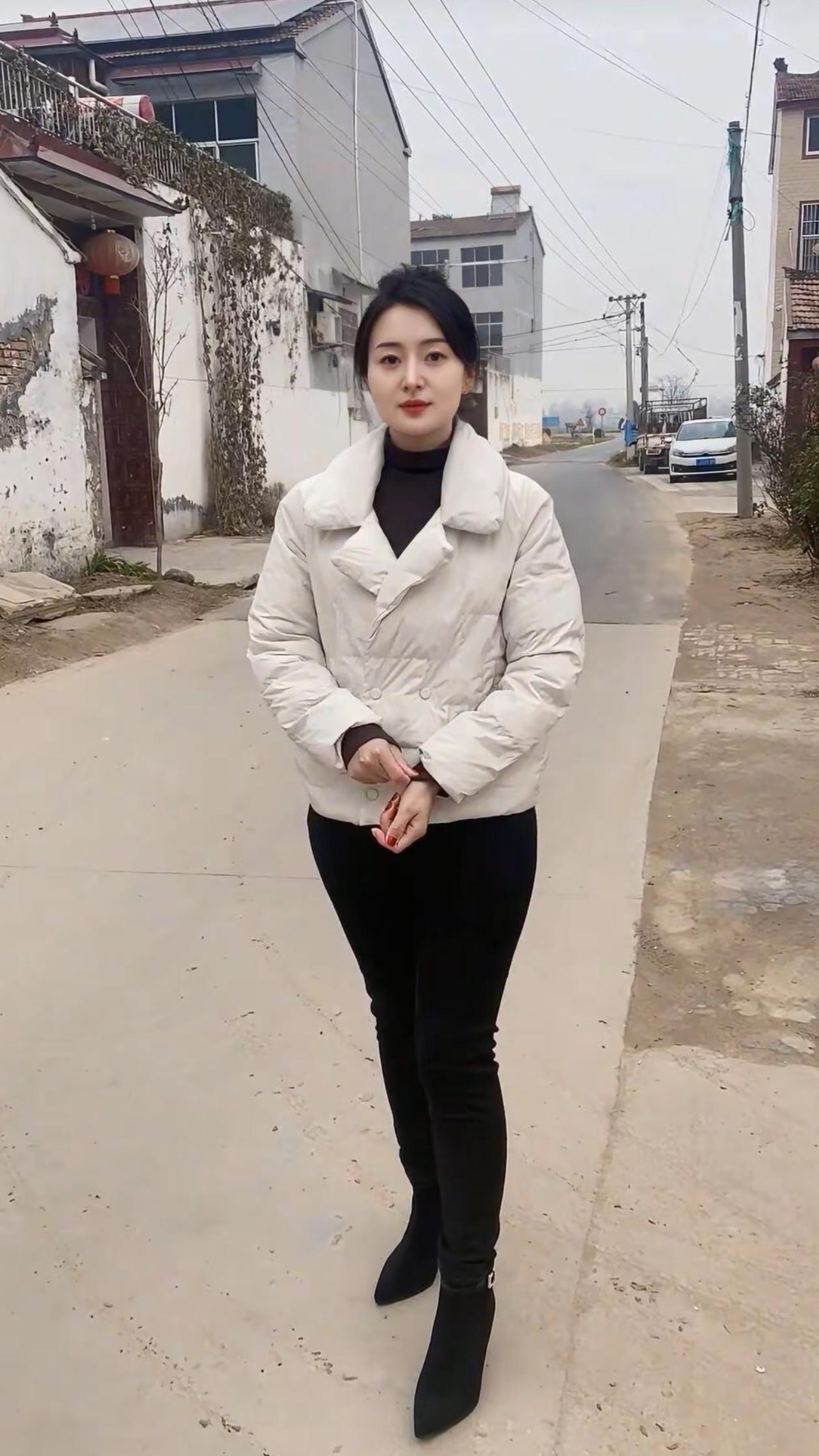 冬日穿搭指南：保暖又时尚，尽在一件白色羽绒服！🌨️👗👢