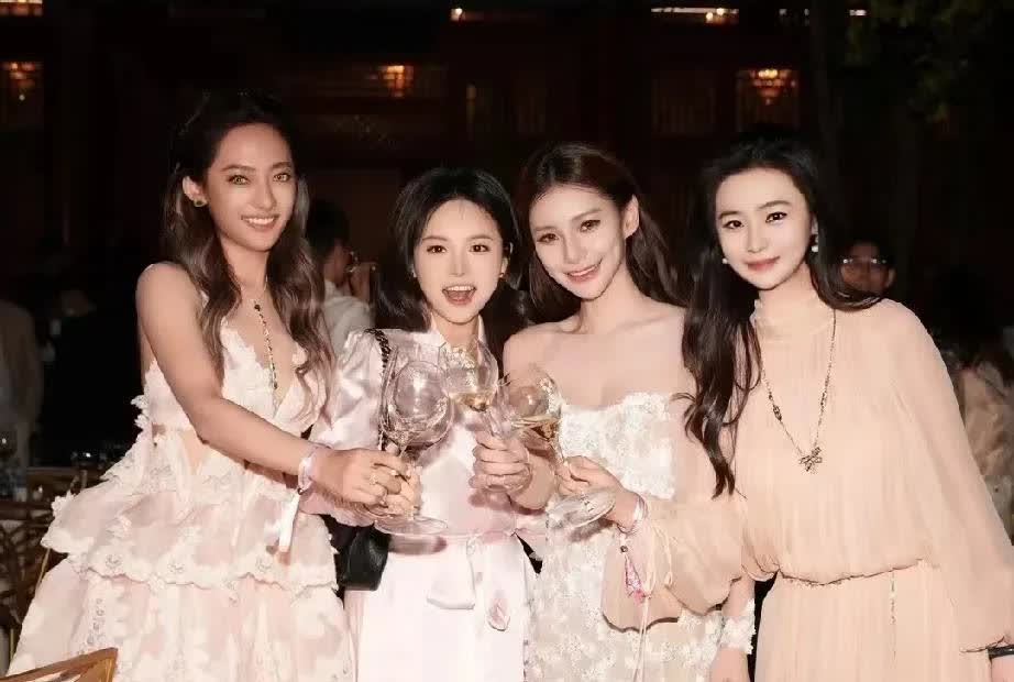 能分出这几个女人哪一个是新娘么和新娘拍照得有一个分寸就是穿着不能太抢风头