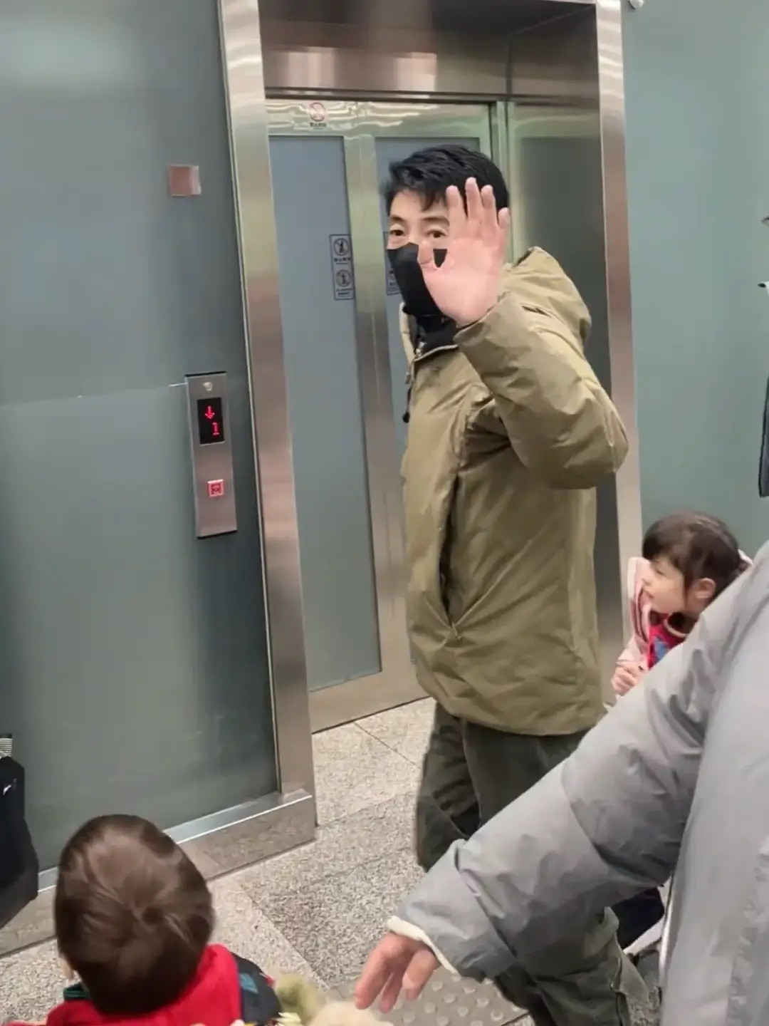 撒贝宁结束探亲行程返京，带妻儿回武汉过年好忙，本人很有亲和力！