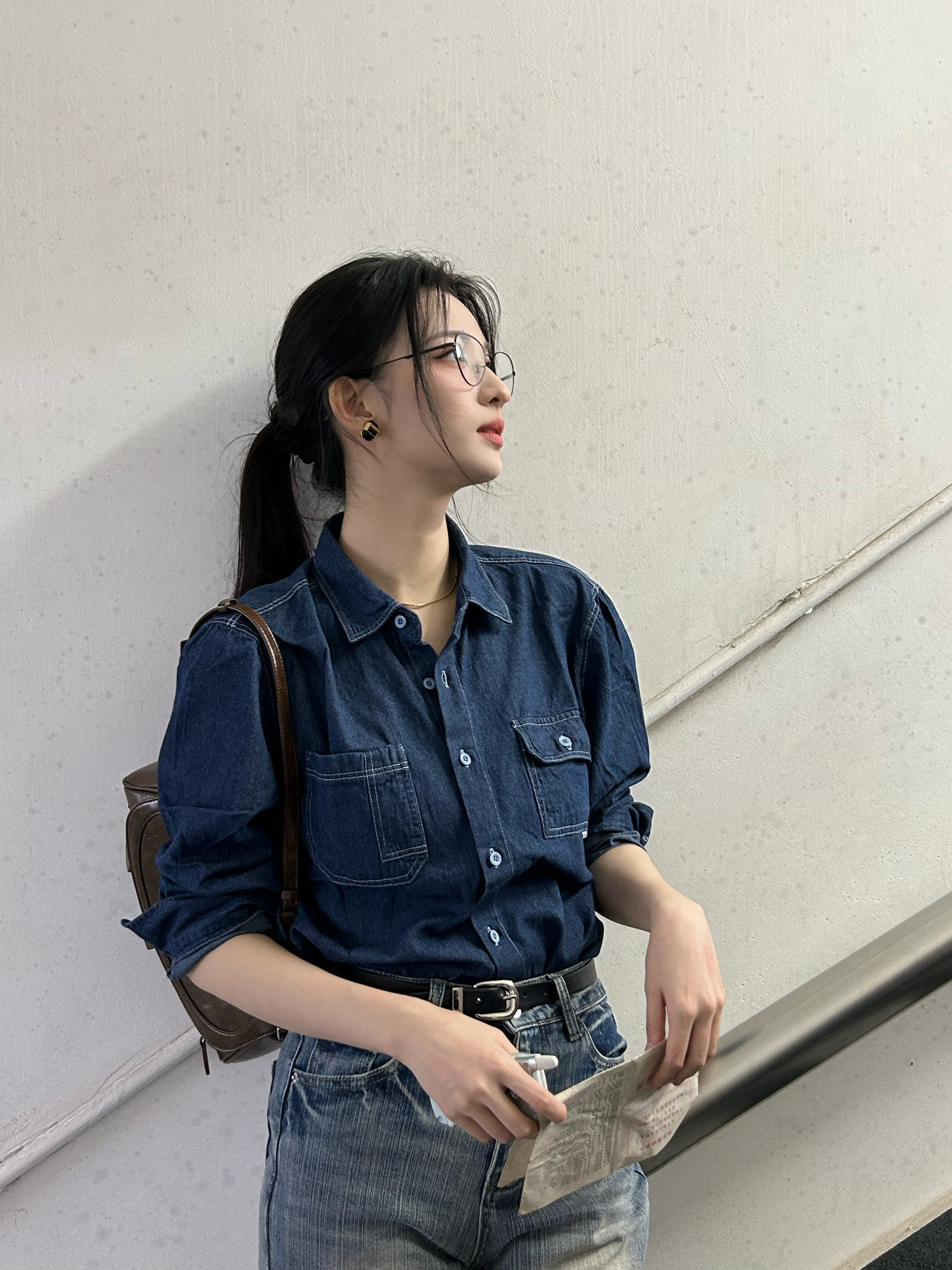 谁懂啊！王楚然戴上细框眼镜，简直就是“智性恋”天花板！一身牛仔也难掩的书卷气，盘