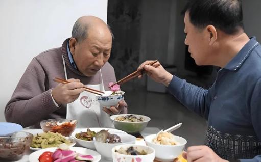 不去养老院不请保姆，大爷花钱蹭邻居家饭，太会过日子了见过不少养老方式，这位小区