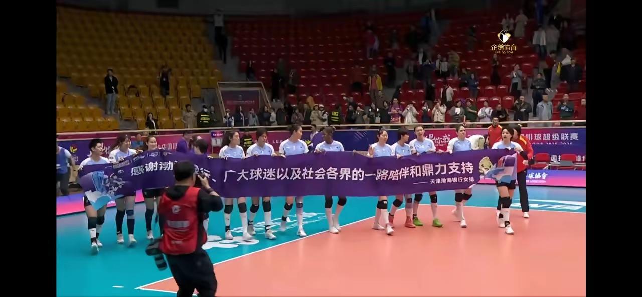 放眼望去，看台上净是稀稀拉拉的观众，这是天津主场少有的现象，最该反省的，是护犊情