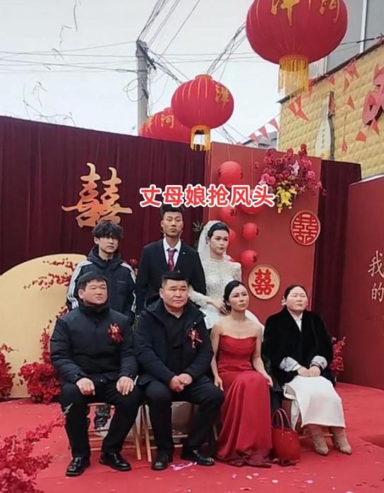 近日，河南婚礼丈母娘抢风头，出尽洋相！大冬天的，丈母娘一袭红色抹胸裙，妆容艳丽夺