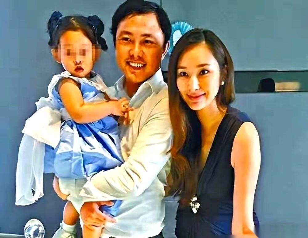 他妈，68岁，在塞班机场直接被美国人带走，关起来了。他姨，判了8年半。而他自