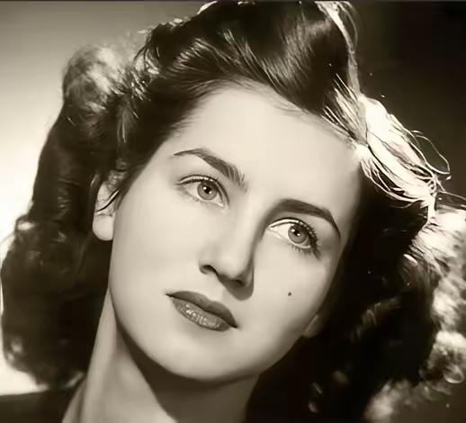 1943年，62岁的毕加索带着情人去吃饭，看到隔壁桌有个年轻的、蓝眼睛的女孩。毕