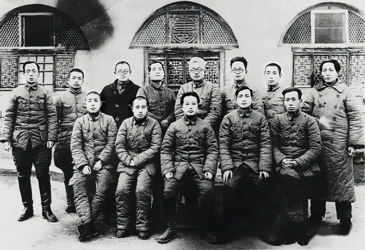 1937年12月政治局会议的合影。前排左起：项英，凯丰，王明，陈云，刘少奇。后排