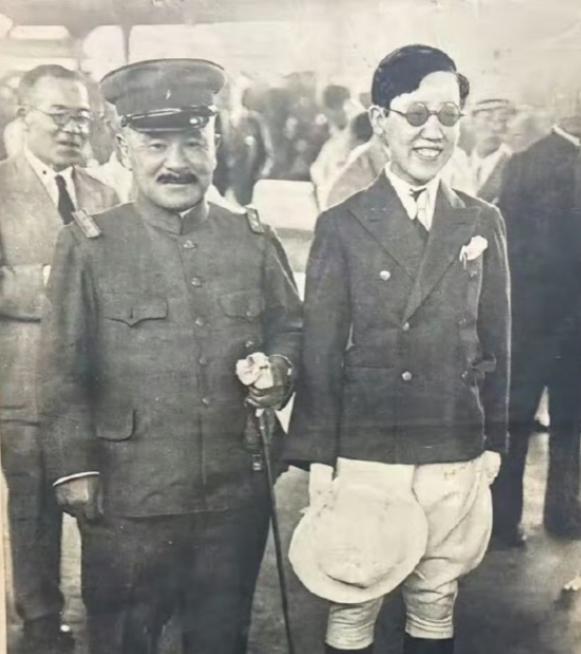 相由心生境由心转，年轻时候的川岛芳子颇为秀气，中年的她形象开始变得猥琐了。19