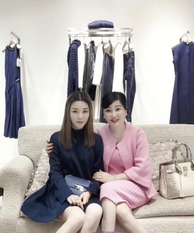 蔡天凤长得最像她妈妈，肤白貌美。看得出来她妈妈很爱她，她轻轻一个吻就让妈妈甜进心