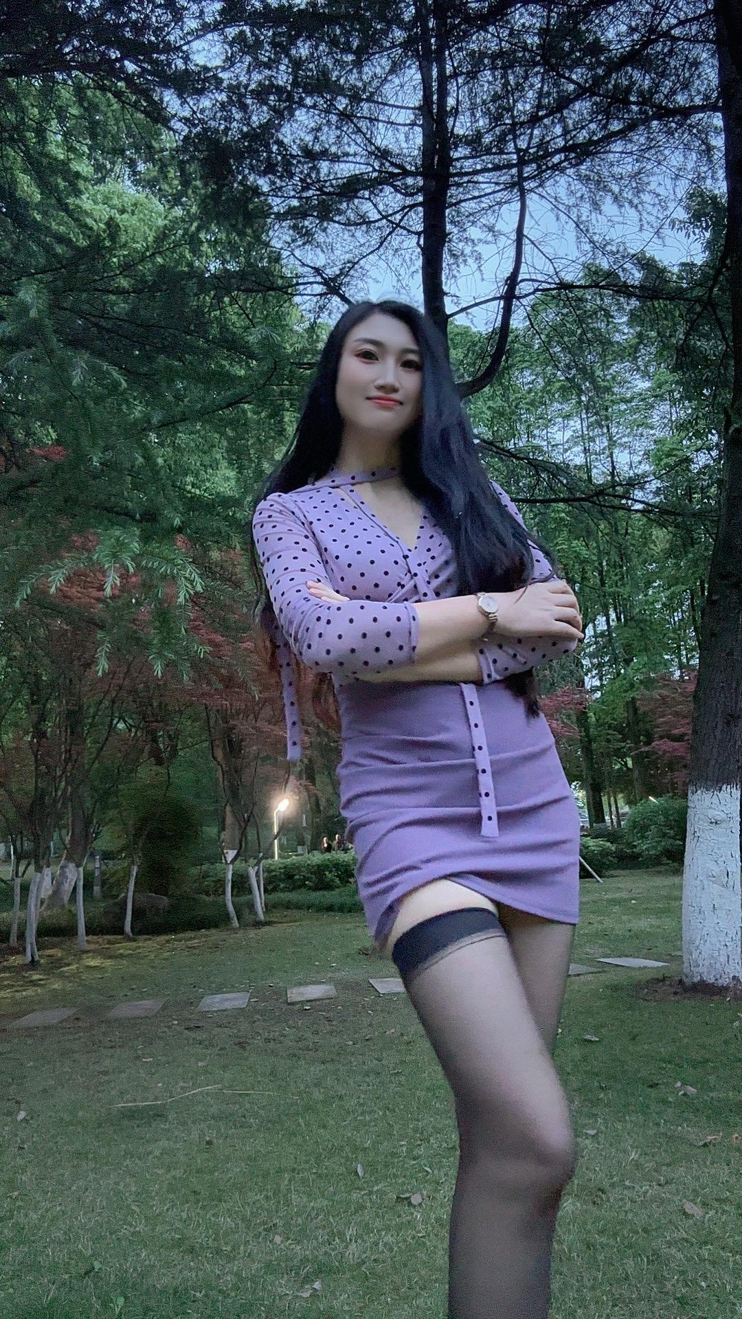 紫裙是温柔，黑丝是态度✨这才是刻在骨子里的女人味，是成熟女人的氛围感天花板不