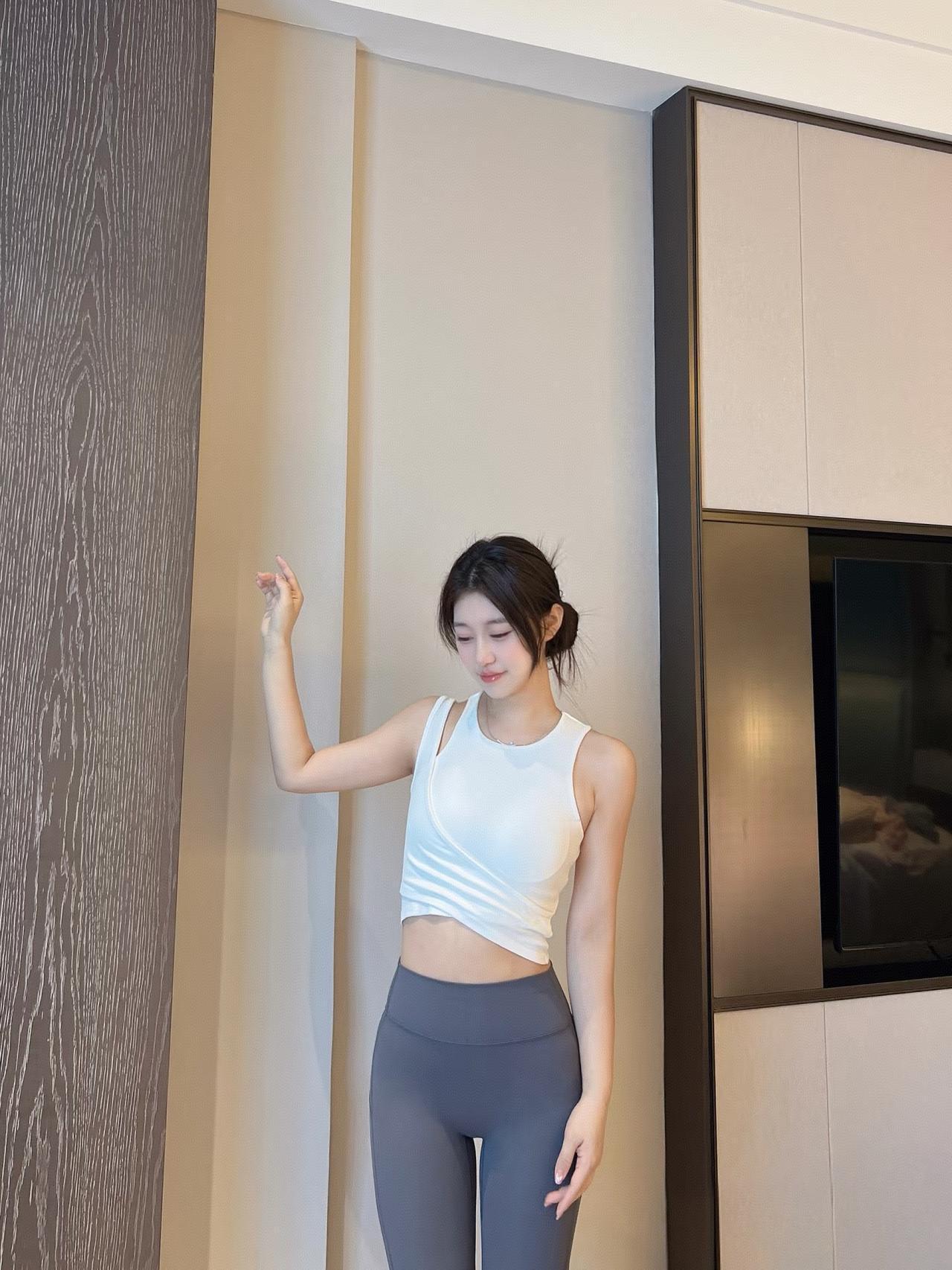 瑜伽裤穿起来的感觉，仿佛拥抱了整个宇宙。